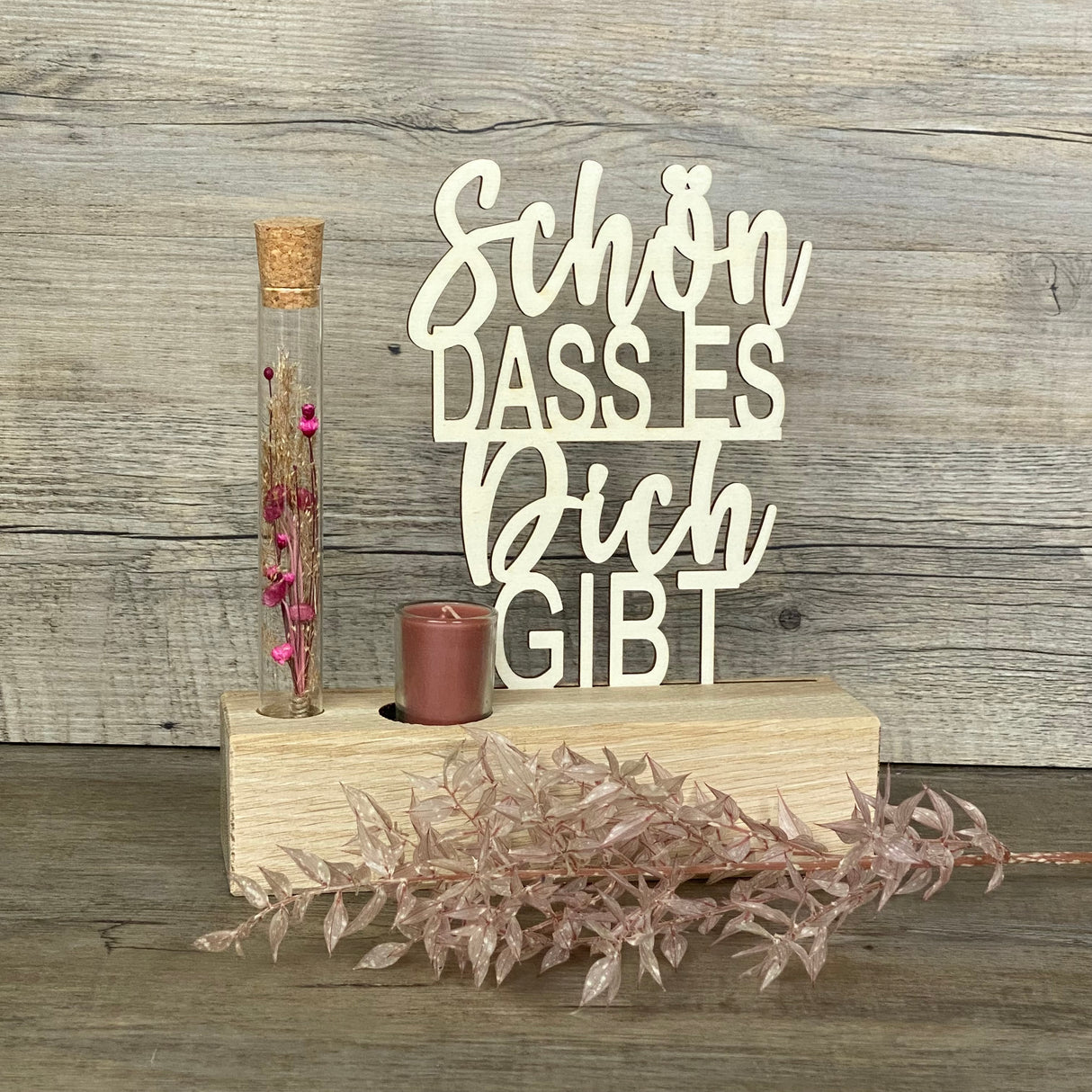 Deko-Aufsteller Deluxe aus Eichenholz mit Pappelholz-Schriftzug.
Reagenzglas mit Trockenblumen und Kerze sorgt für stilvolle Dekoration.
Personalisierbar mit Namen, Daten oder Koordinaten – individuell und einzigartig.
Geschenkverpackung: ca. 25 x 20 x 7 cm – handgefertigt und dekorativ.
Ideal als liebevolles Geschenk für Geburtstag, Muttertag, Ostern oder Weihnachten.