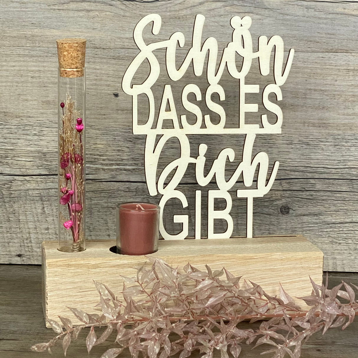 Hochwertiger Deko-Aufsteller Deluxe aus Eichenholz mit Pappelholz-Schriftzug.
Inklusive Reagenzglas mit Trockenblumen (Blau oder Rot) und Kerze.
Maße: ca. 20 x 6 x 5 cm – hochwertig, stabil und dekorativ.
Personalisierbar für ein individuelles Geschenk mit Namen oder Daten.
Ein stilvolles Geschenk für Lieblingsmenschen, Freundin oder Mama zu jedem Anlass.