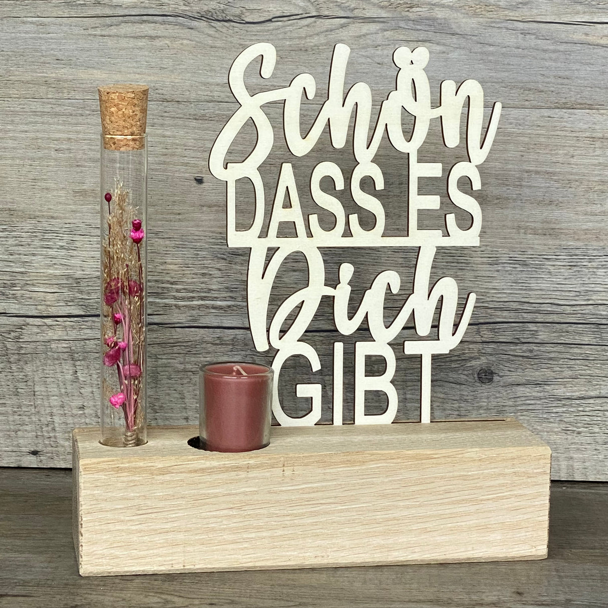 Hochwertiger Deko-Aufsteller Deluxe aus Eichenholz mit Pappelholz-Schriftzug.
Inklusive Reagenzglas mit Trockenblumen (Blau oder Rot) und Kerze.
Maße: ca. 20 x 6 x 5 cm – hochwertig, stabil und dekorativ.
Personalisierbar für ein individuelles Geschenk mit Namen oder Daten.
Ein stilvolles Geschenk für Lieblingsmenschen, Freundin oder Mama zu jedem Anlass.