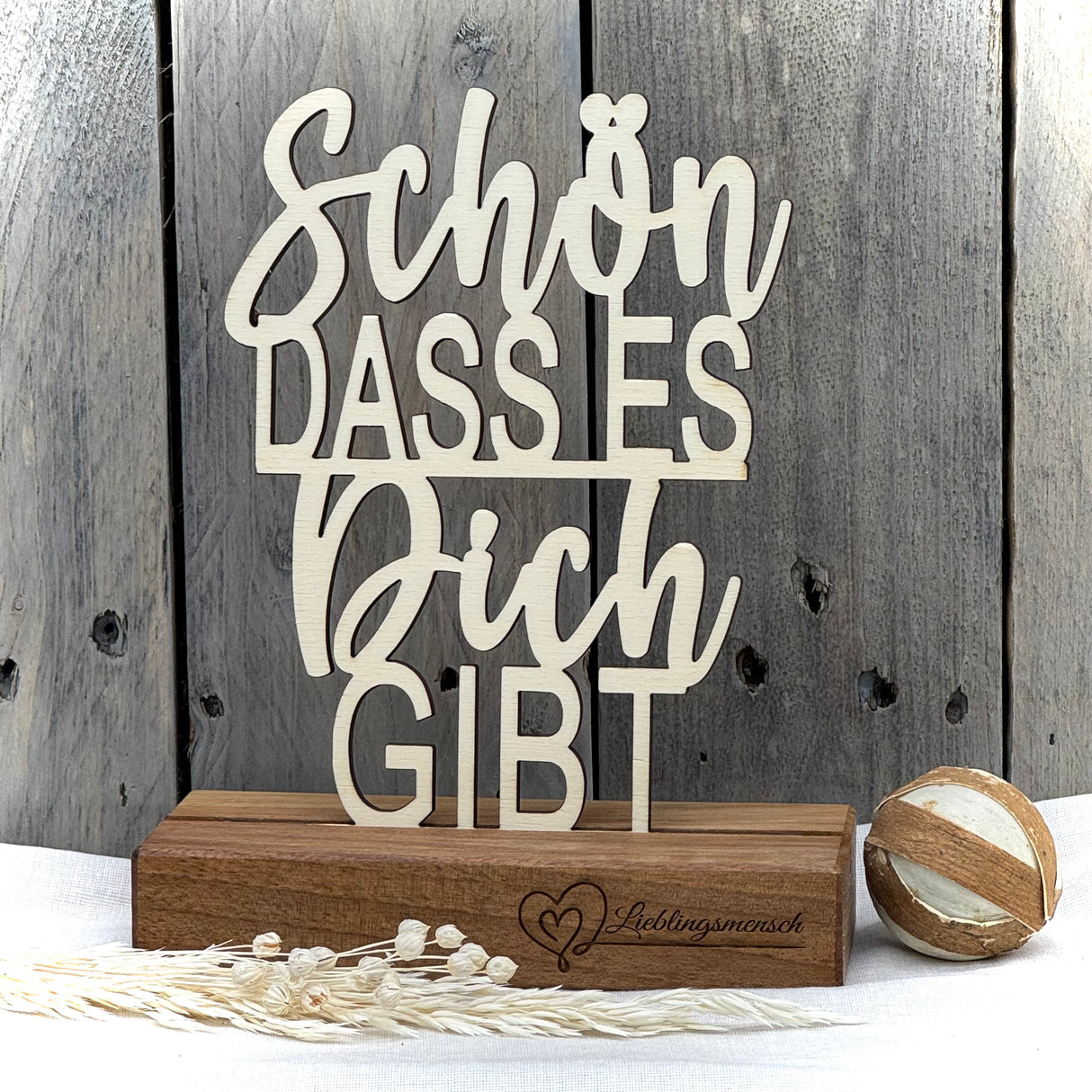 Dieser Deko-Aufsteller aus Holz ist ein liebevolles Geschenk für Lieblingsmenschen.
Der Schriftzug „Schön, dass es dich gibt“ drückt Wertschätzung und Zuneigung aus.
Gefertigt aus geöltem Nussbaumholz mit schöner Maserung.
Ideal für Geburtstage, Muttertag, Ostern oder Weihnachten.
Ein handgefertigtes Unikat voller Herz und Charme.