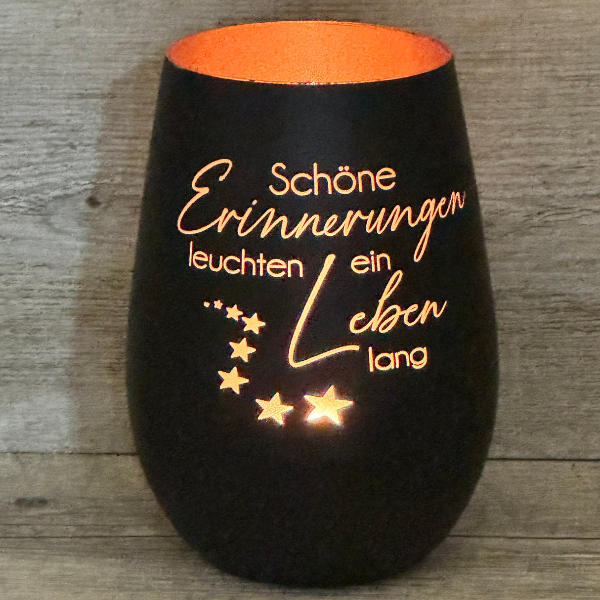 Personalisierbares Deko Light „Schöne Erinnerungen leuchten ein Leben lang“ – stilvolles Trauergeschenk.
Windlicht mit Lasergravur für Trauernde, Anteilnahme und Mitgefühl ausdrücken.
Ideal als Geschenk zu Verlust, Gedenken oder Erinnerungen an geliebte Menschen.
Verleiht jedem Raum eine warme, tröstende Atmosphäre – symbolisch und emotional wertvoll.
Mit individueller Personalisierung wird das Windlicht zu einem einzigartigen, persönlichen Trostspender.