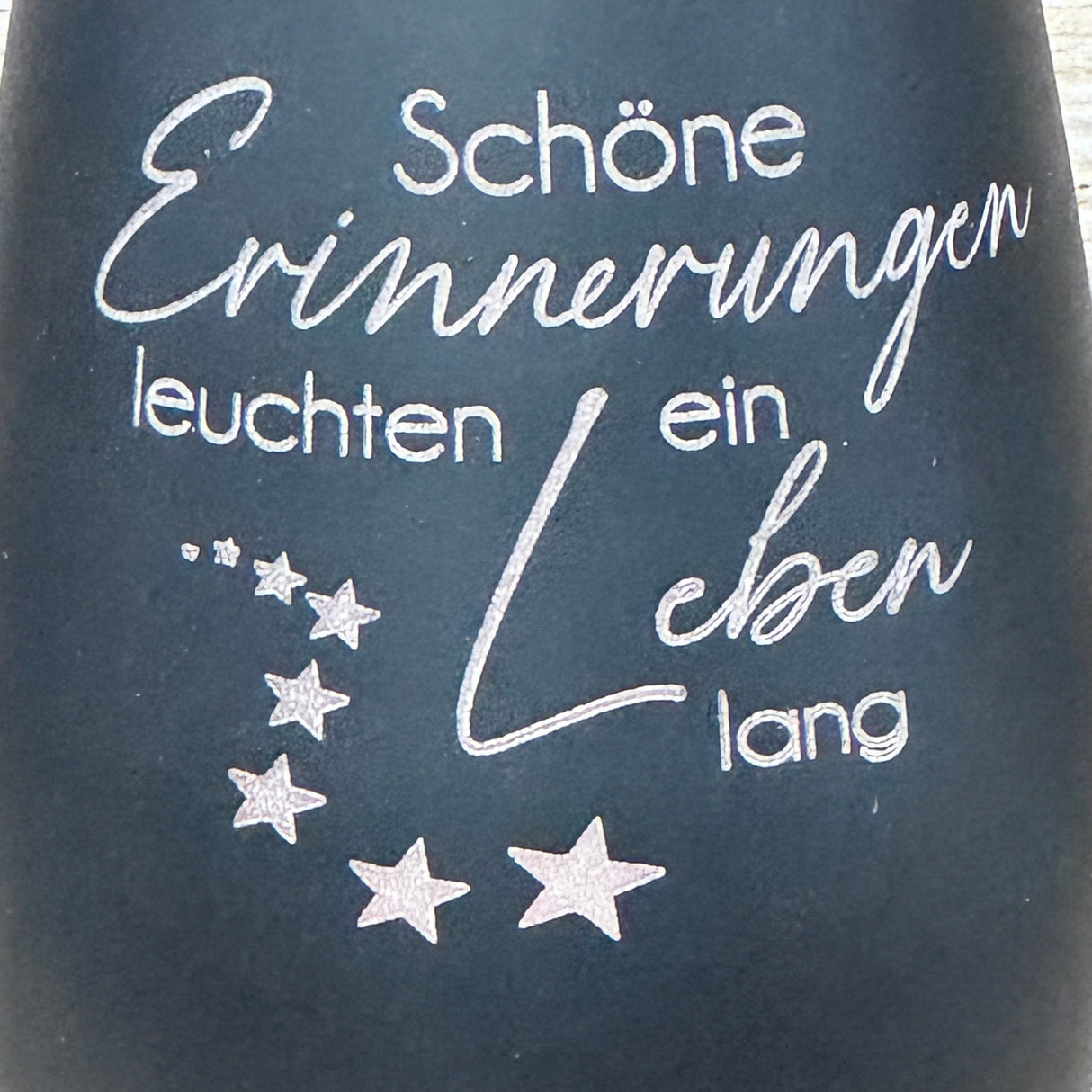 Personalisierbares Deko Light „Schöne Erinnerungen leuchten ein Leben lang“ – stilvolles Trauergeschenk.
Windlicht mit Lasergravur für Trauernde, Anteilnahme und Mitgefühl ausdrücken.
Ideal als Geschenk zu Verlust, Gedenken oder Erinnerungen an geliebte Menschen.
Verleiht jedem Raum eine warme, tröstende Atmosphäre – symbolisch und emotional wertvoll.
Mit individueller Personalisierung wird das Windlicht zu einem einzigartigen, persönlichen Trostspender.