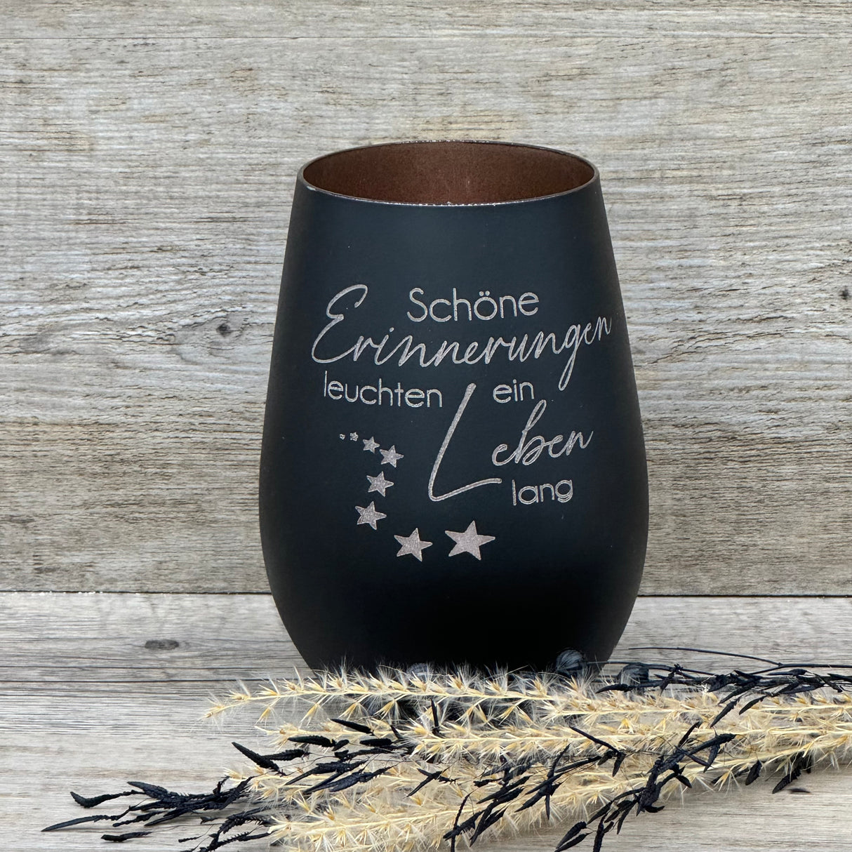 Personalisierbares Deko Light „Schöne Erinnerungen leuchten ein Leben lang“ – stilvolles Trauergeschenk.
Windlicht mit Lasergravur für Trauernde, Anteilnahme und Mitgefühl ausdrücken.
Ideal als Geschenk zu Verlust, Gedenken oder Erinnerungen an geliebte Menschen.
Verleiht jedem Raum eine warme, tröstende Atmosphäre – symbolisch und emotional wertvoll.
Mit individueller Personalisierung wird das Windlicht zu einem einzigartigen, persönlichen Trostspender.
