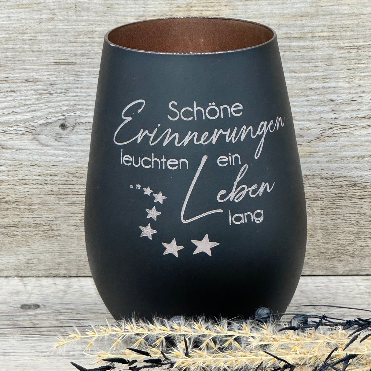 Deko Light „Schöne Erinnerungen leuchten ein Leben lang“ – einfühlsames Geschenk und Windlicht.
Windlicht mit liebevoller Botschaft für Trauernde, zum Gedenken an einen geliebten Menschen.
Perfekt als Geschenk bei Verlust, Beileid oder als Trostspender für Familie und Freunde.
Schenkt Licht, Wärme und Hoffnung – dekorativ für Zuhause oder als persönliches Erinnerungsstück.
Personalisierbar mit Namen, Daten oder Koordinaten – ein individuelles und einfühlsames Präsent.