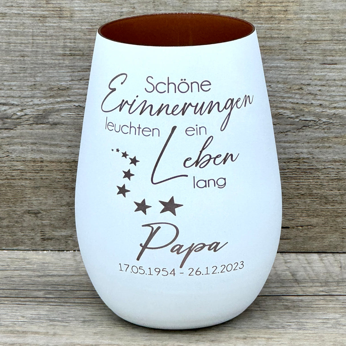 Deko Light „Schöne Erinnerungen leuchten ein Leben lang“ – charmantes Windlicht für Trauernde.
Schenkt Licht, Trost und eine einfühlsame Botschaft für Familie und Freunde in schweren Zeiten.
Ein besonderes Präsent als Erinnerungsgeschenk, Beileid oder liebevolle Aufmerksamkeit.
Dekoratives und emotionales Geschenk für Zuhause, Gedenkplatz oder besondere Anlässe.
Personalisierbar mit Namen, Daten oder Koordinaten – individuell, liebevoll und einzigartig.