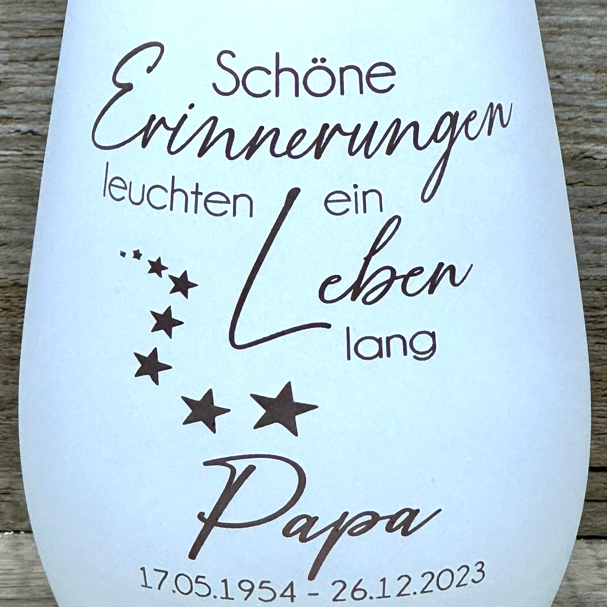 Personalisierbares Deko Light „Schöne Erinnerungen leuchten ein Leben lang“ – stilvolles Trauergeschenk.
Windlicht mit Lasergravur für Trauernde, Anteilnahme und Mitgefühl ausdrücken.
Ideal als Geschenk zu Verlust, Gedenken oder Erinnerungen an geliebte Menschen.
Verleiht jedem Raum eine warme, tröstende Atmosphäre – symbolisch und emotional wertvoll.
Mit individueller Personalisierung wird das Windlicht zu einem einzigartigen, persönlichen Trostspender.