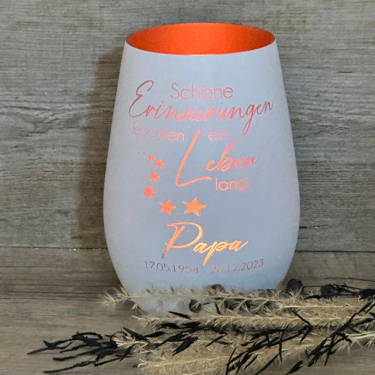 Deko Light „Schöne Erinnerungen leuchten ein Leben lang“ – einfühlsames Geschenk und Windlicht.
Windlicht mit liebevoller Botschaft für Trauernde, zum Gedenken an einen geliebten Menschen.
Perfekt als Geschenk bei Verlust, Beileid oder als Trostspender für Familie und Freunde.
Schenkt Licht, Wärme und Hoffnung – dekorativ für Zuhause oder als persönliches Erinnerungsstück.
Personalisierbar mit Namen, Daten oder Koordinaten – ein individuelles und einfühlsames Präsent.