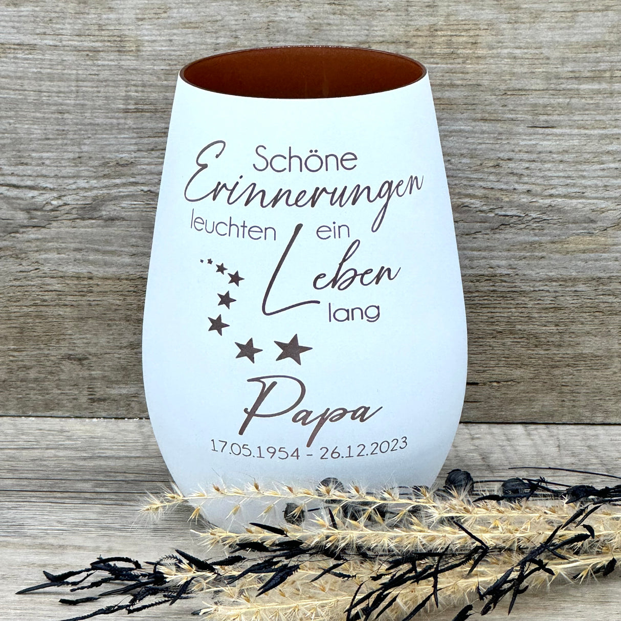Deko Light „Schöne Erinnerungen leuchten ein Leben lang“ – einfühlsames Geschenk und Windlicht.
Windlicht mit liebevoller Botschaft für Trauernde, zum Gedenken an einen geliebten Menschen.
Perfekt als Geschenk bei Verlust, Beileid oder als Trostspender für Familie und Freunde.
Schenkt Licht, Wärme und Hoffnung – dekorativ für Zuhause oder als persönliches Erinnerungsstück.
Personalisierbar mit Namen, Daten oder Koordinaten – ein individuelles und einfühlsames Präsent.
