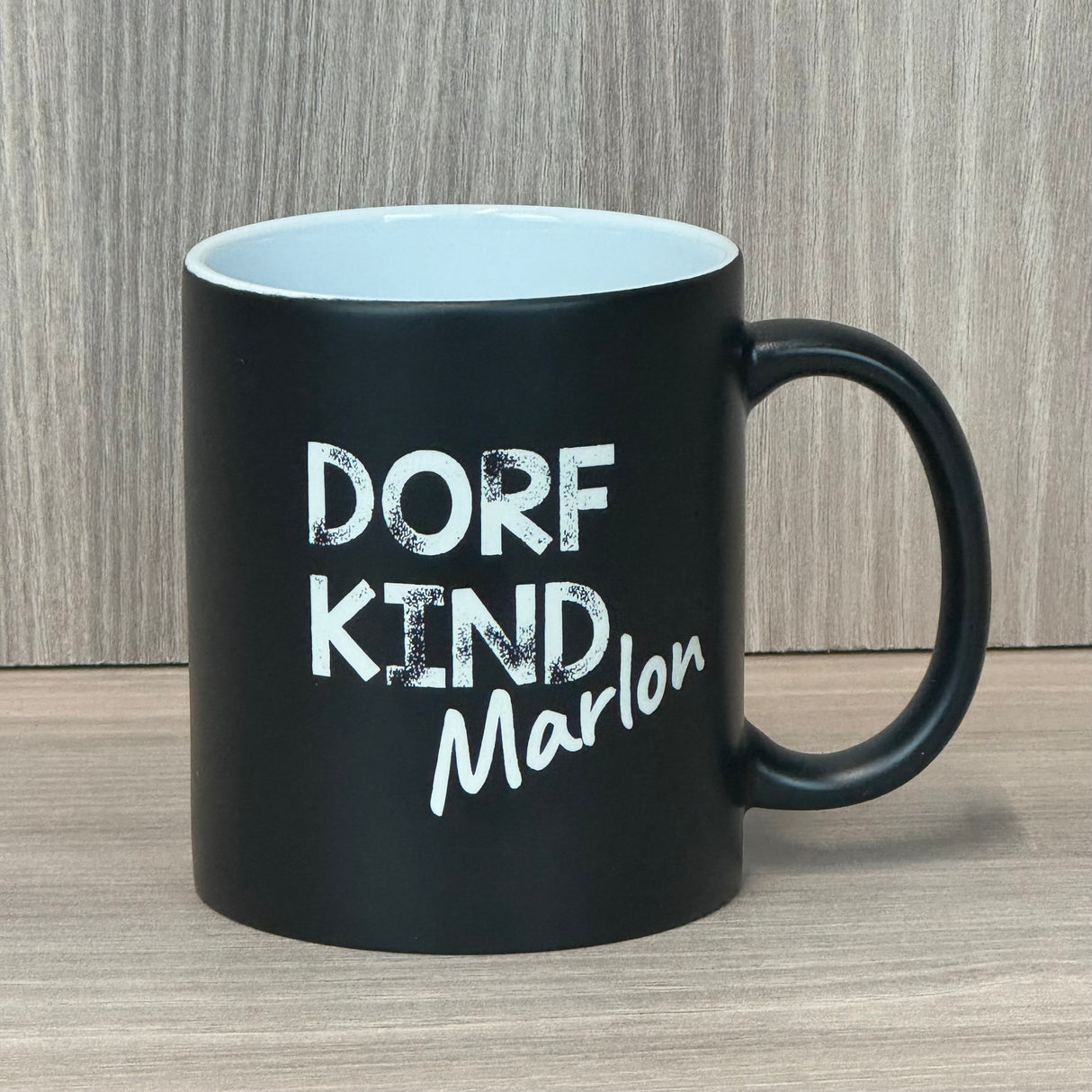 Dieses personalisierte Keramik-Set „Dorfkind“ ist das perfekte Geschenk für alle, die Stil und Individualität schätzen. Schwarze Außenseite, farbige Innenseite, Fassungsvermögen 350 ml, ca. Ø 8,2 × 9,6 cm. Mit Lasergravur „Dorfkind“ und Wunschname wird jede Tasse zu einem einzigartigen Unikat. Praktisch, stilvoll und persönlich – ideal für Zuhause oder im Büro.