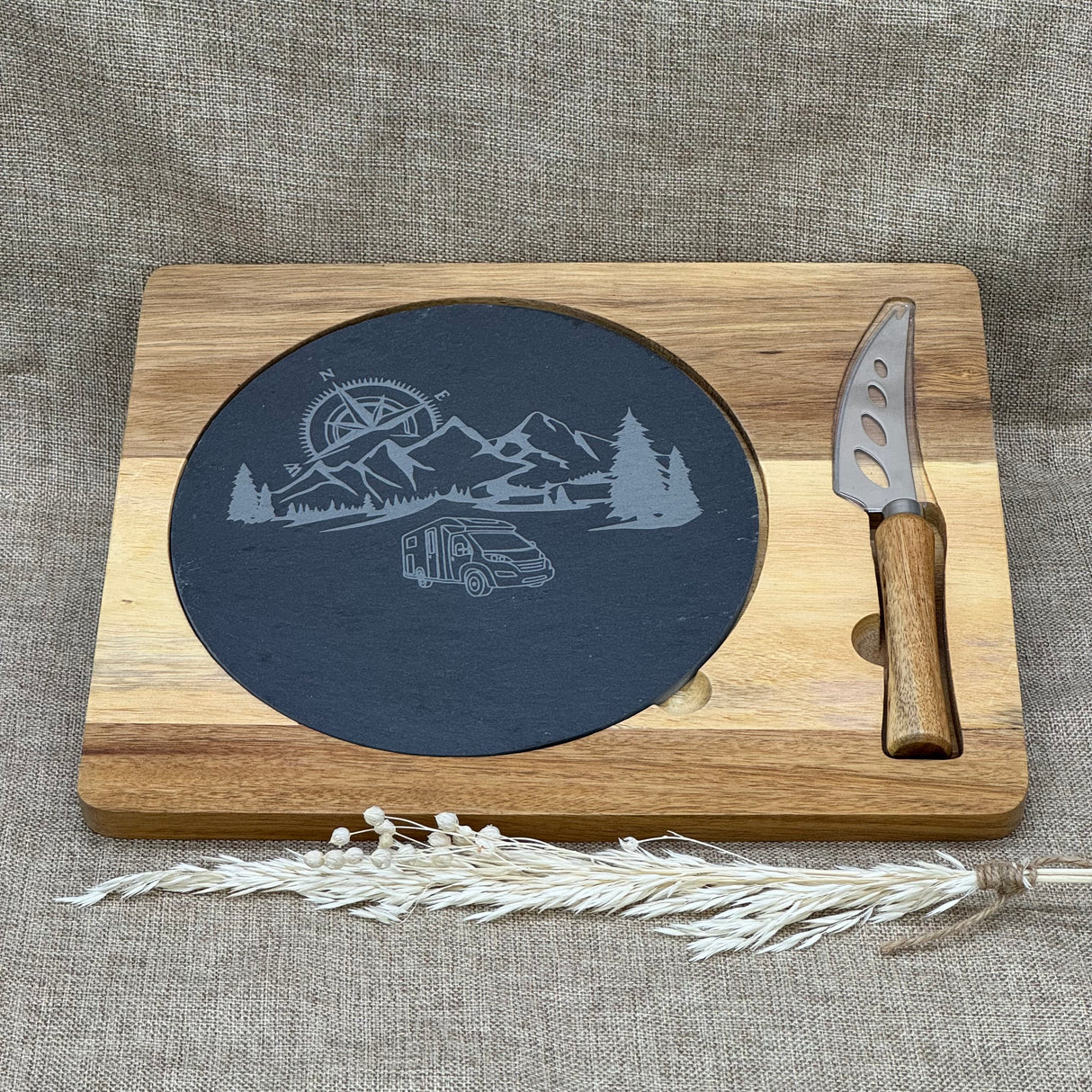 Schiefer-Servierplatte mit Messer auf Akazienholzbrett – Camping, personalisierbar