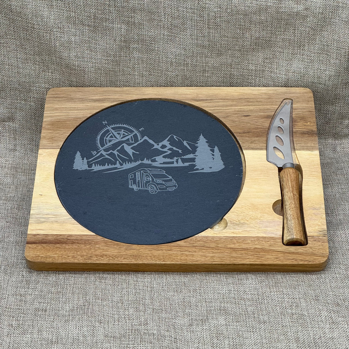 Schiefer-Servierplatte mit Messer auf Akazienholzbrett – Camping, personalisierbar