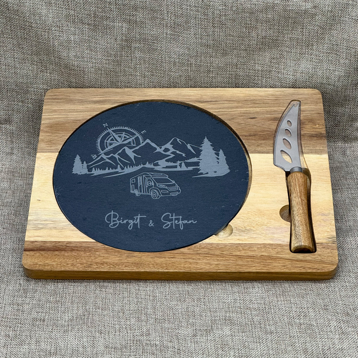 Schiefer-Servierplatte mit Messer auf Akazienholzbrett – Camping, personalisierbar