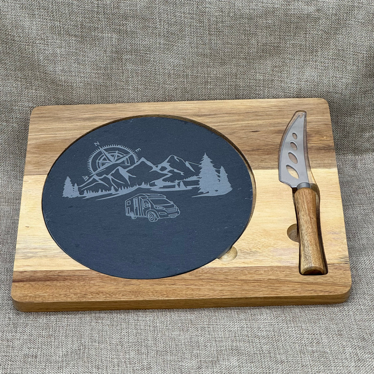 Schiefer-Servierplatte mit Messer auf Akazienholzbrett – Camping, personalisierbar
