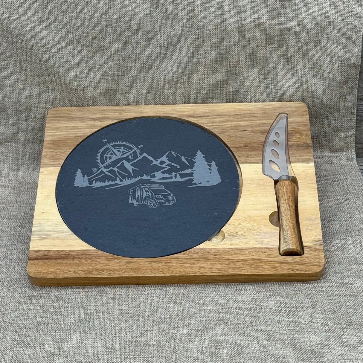 Schiefer-Servierplatte mit Messer auf Akazienholzbrett – Camping, personalisierbar
