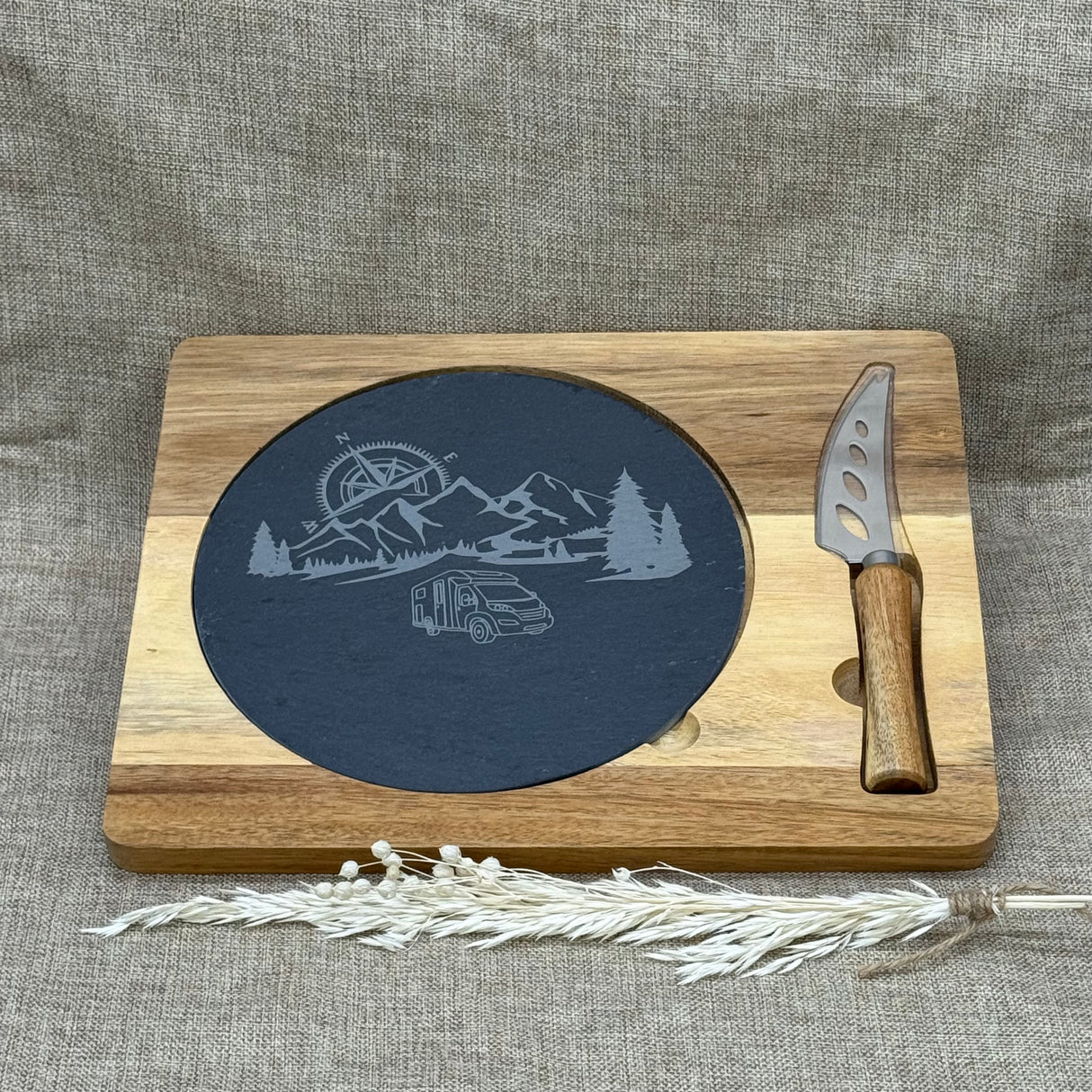 Schiefer-Servierplatte mit Messer auf Akazienholzbrett – Camping, personalisierbar