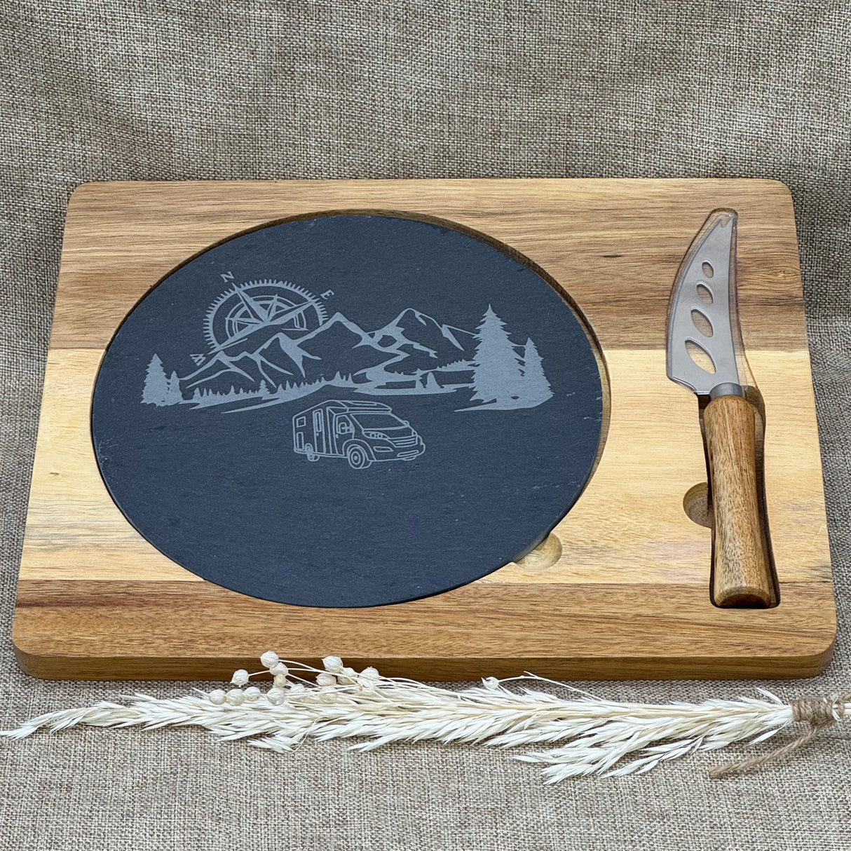 Schiefer-Servierplatte mit Messer auf Akazienholzbrett – Camping, personalisierbar