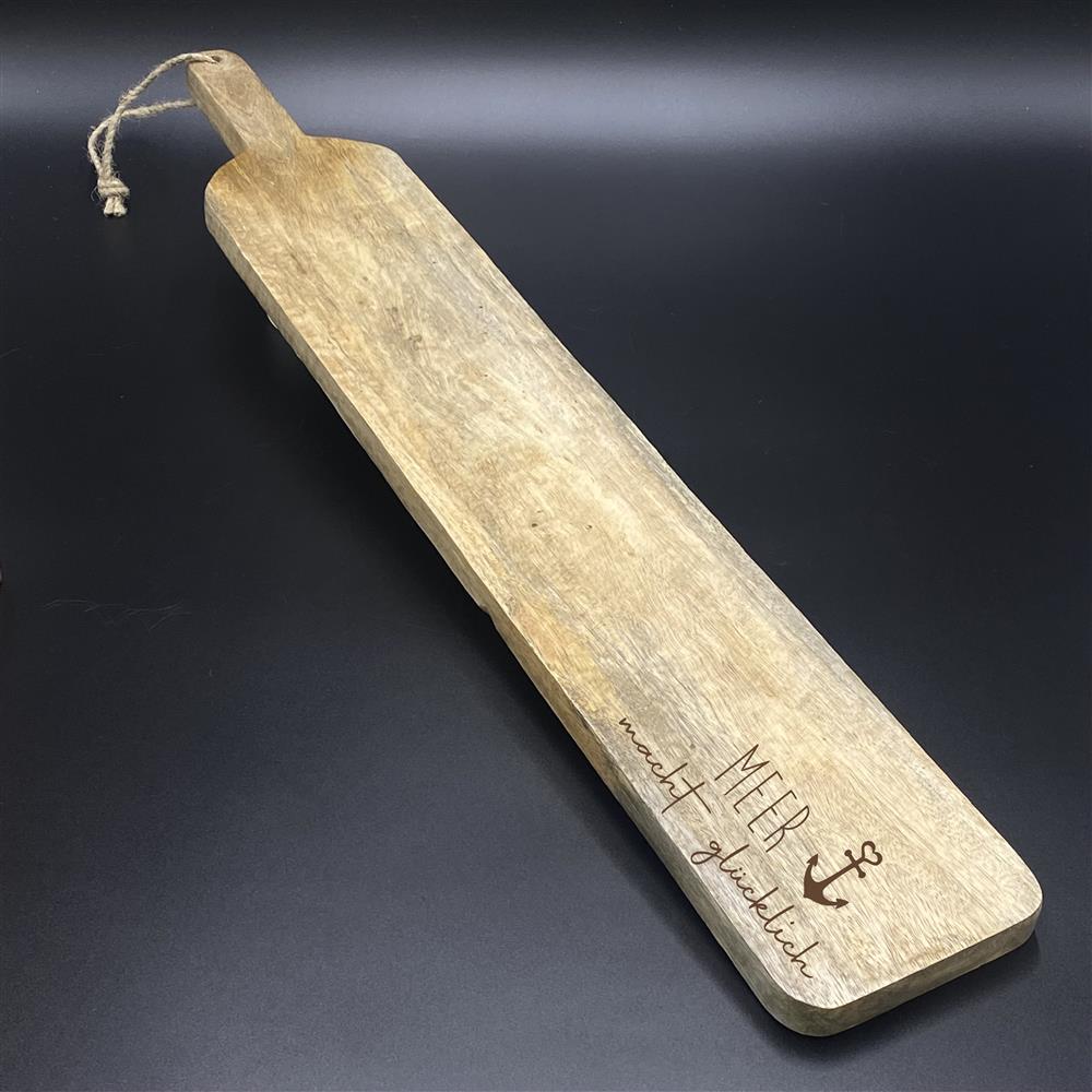 Dieses Servier- und Schneidebrett aus Mangoholz mit Gravur „Meer macht glücklich“ ist das perfekte Geschenk für Meerliebhaber, Freunde oder Familie – ideal zu Geburtstagen, Einzug oder einfach als kleine Aufmerksamkeit. Die natürliche Maserung macht jedes Brett einzigartig, das Anker-Symbol sorgt für maritimen Charme. Vielseitig einsetzbar zum Servieren oder als Dekoration. Praktisch mit Kordel zum Aufhängen. Ein stilvolles Geschenk voller Persönlichkeit.