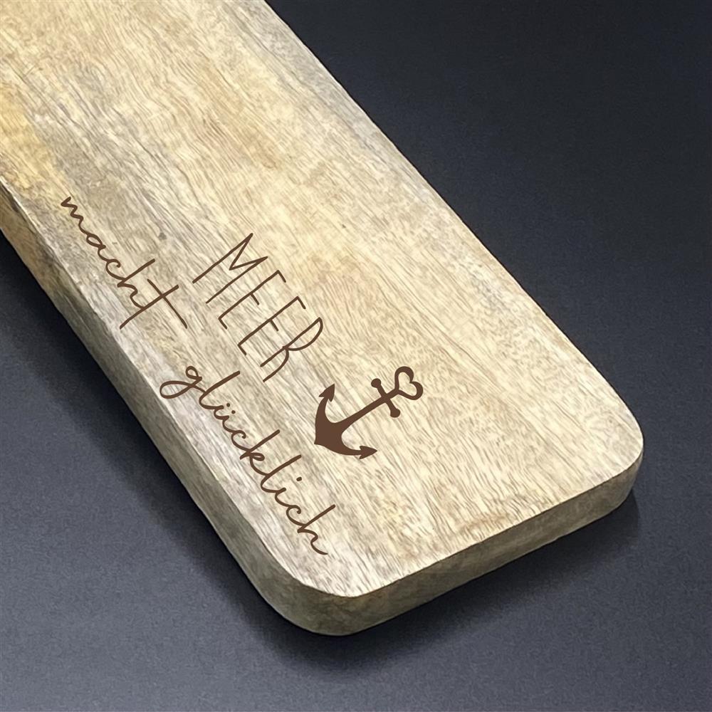 Dieses Servier- und Schneidebrett aus Mangoholz mit Gravur „Meer macht glücklich“ ist das perfekte Geschenk für Meerliebhaber, Freunde oder Familie – ideal zu Geburtstagen, Einzug oder einfach als kleine Aufmerksamkeit. Die natürliche Maserung macht jedes Brett einzigartig, das Anker-Symbol sorgt für maritimen Charme. Vielseitig einsetzbar zum Servieren oder als Dekoration. Praktisch mit Kordel zum Aufhängen. Ein stilvolles Geschenk voller Persönlichkeit.
