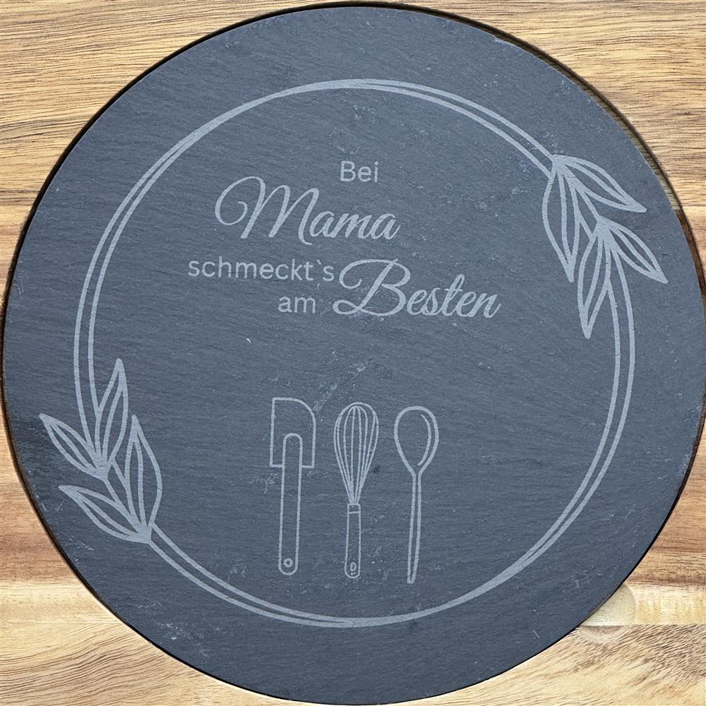 Schiefer-Servierplatte mit Messer auf Akazienholzbrett – Bei Mama schmeckts am Besten, personalisierbar