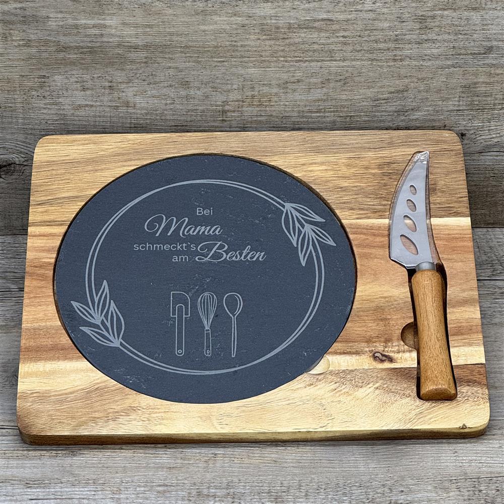Schiefer-Servierplatte mit Messer auf Akazienholzbrett – Bei Mama schmeckts am Besten, personalisierbar