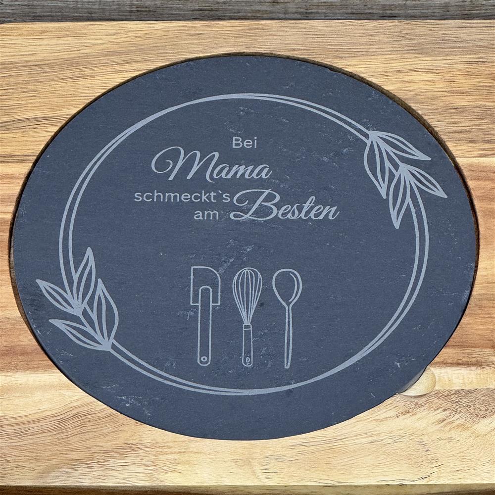 Schiefer-Servierplatte mit Messer auf Akazienholzbrett – Bei Mama schmeckts am Besten, personalisierbar