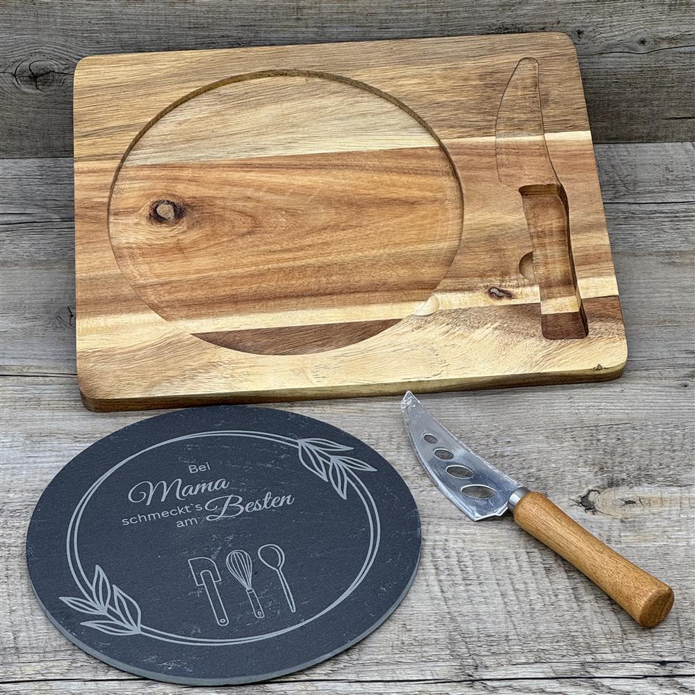 Schiefer-Servierplatte mit Messer auf Akazienholzbrett – Bei Mama schmeckts am Besten, personalisierbar