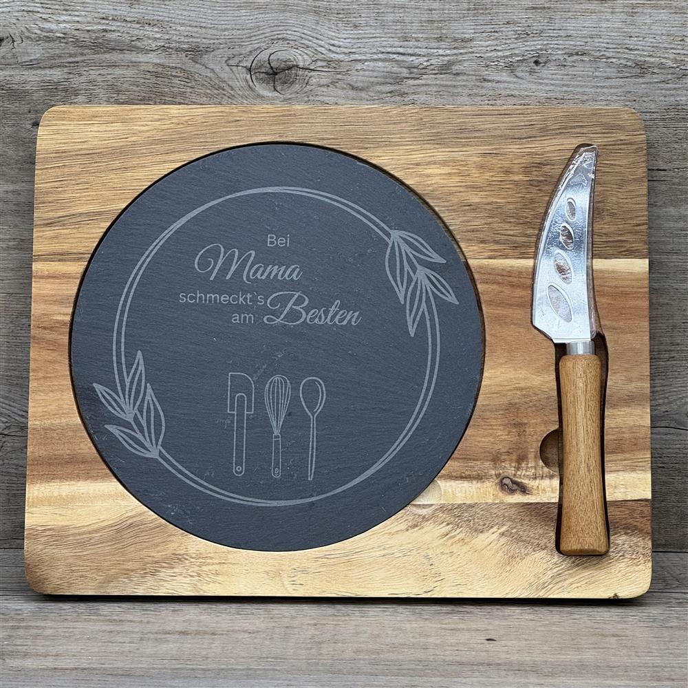 Schiefer-Servierplatte mit Messer auf Akazienholzbrett – Bei Mama schmeckts am Besten, personalisierbar