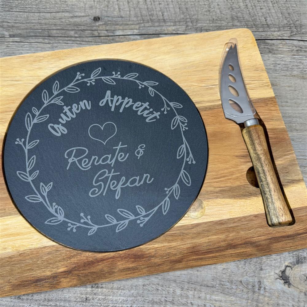 Schiefer-Servierplatte mit Messer auf Akazienholzbrett – Guten Appetit, personalisierbar