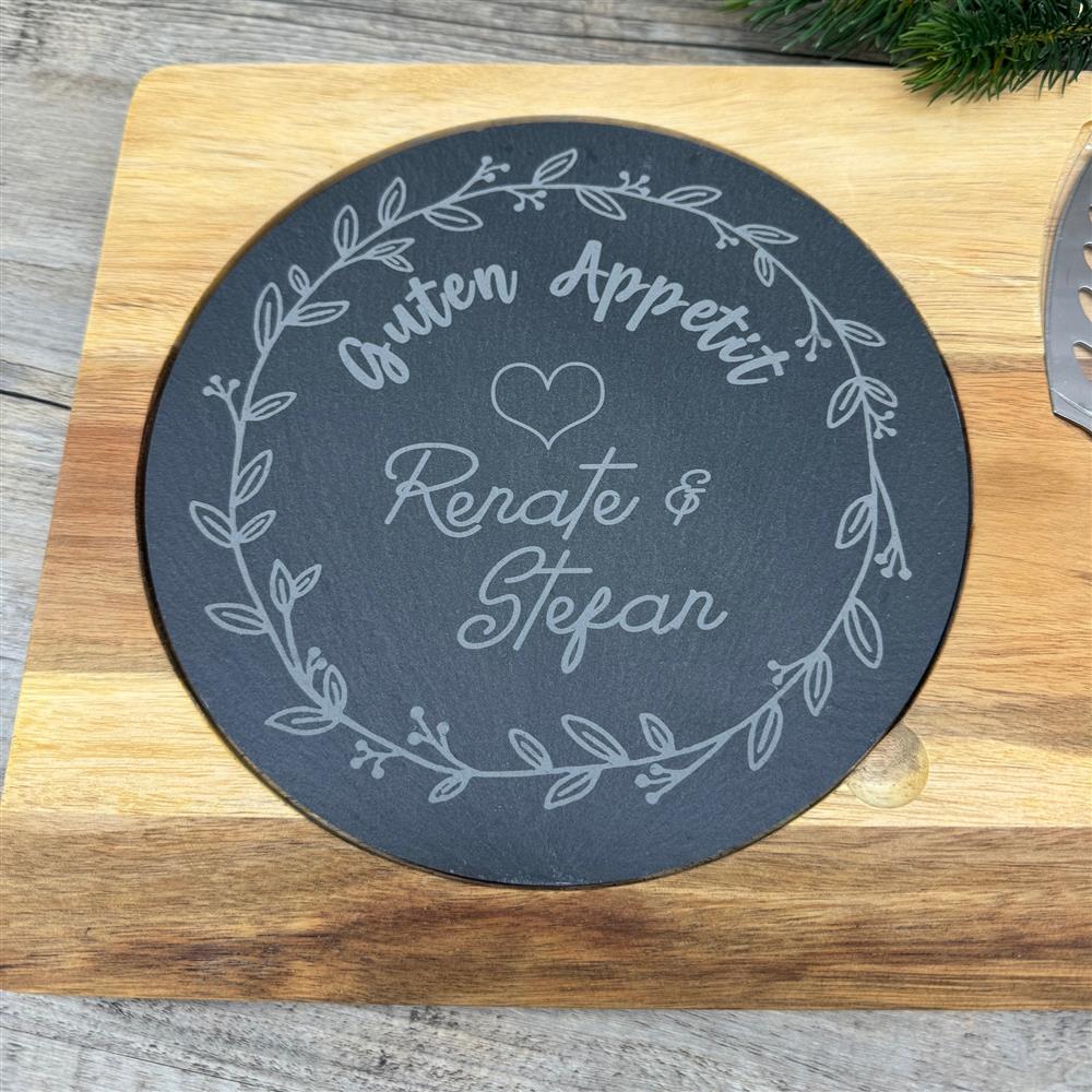 Schiefer-Servierplatte mit Messer auf Akazienholzbrett – Guten Appetit, personalisierbar