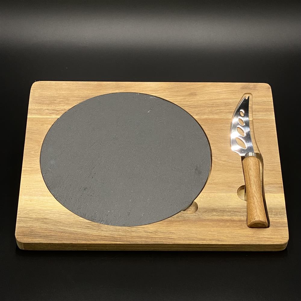 Schiefer-Servierplatte mit Messer auf Akazienholzbrett – Guten Appetit, personalisierbar