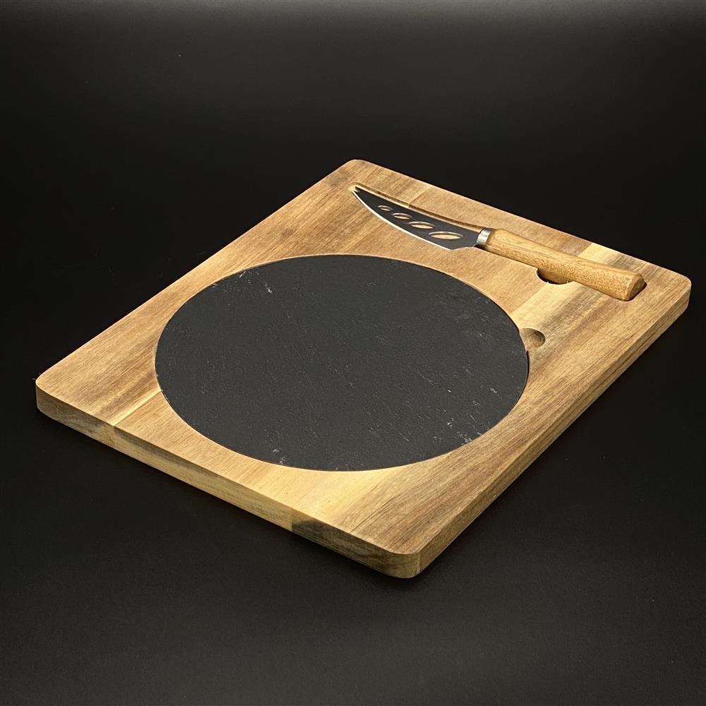 Schiefer-Servierplatte mit Messer auf Akazienholzbrett – Guten Appetit, personalisierbar