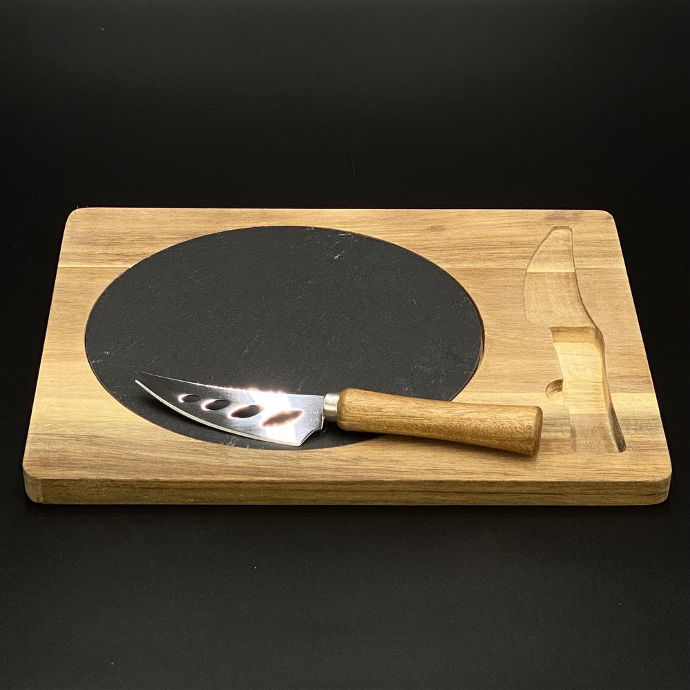 Schiefer-Servierplatte mit Messer auf Akazienholzbrett – Guten Appetit, personalisierbar
