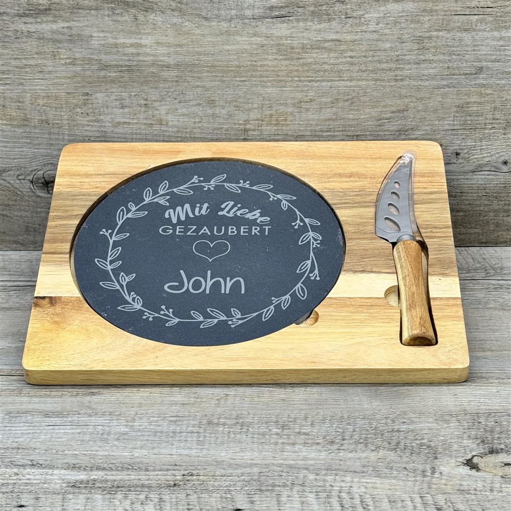 Dieses elegante personalisierte Servier-Set eignet sich hervorragend als Geschenk von Vereinen, Teams oder Unternehmen für Kundinnen, Mitarbeitende oder Gastgeber. Gravur „Mit Liebe gezaubert“ mit Wunschnamen auf Schieferplatte, kombiniert mit Akazienholzbrett und Edelstahlmesser, macht es zu einem exklusiven Präsent. Ideal für festliche Anlässe oder als dekoratives Highlight in Küche und Wohnzimmer. Ein stilvolles, praktisches und persönliches Geschenk voller Herz.
