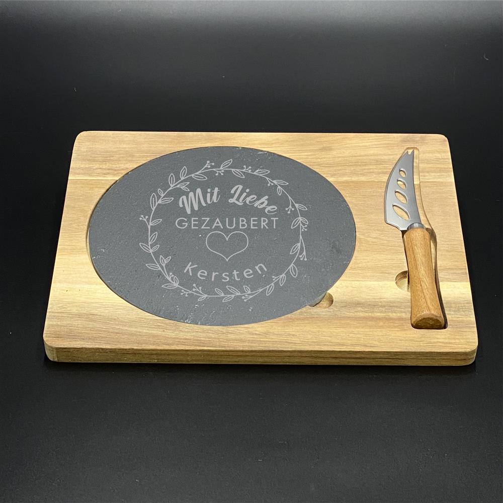 Dieses elegante personalisierte Servier-Set eignet sich hervorragend als Geschenk von Vereinen, Teams oder Unternehmen für Kundinnen, Mitarbeitende oder Gastgeber. Gravur „Mit Liebe gezaubert“ mit Wunschnamen auf Schieferplatte, kombiniert mit Akazienholzbrett und Edelstahlmesser, macht es zu einem exklusiven Präsent. Ideal für festliche Anlässe oder als dekoratives Highlight in Küche und Wohnzimmer. Ein stilvolles, praktisches und persönliches Geschenk voller Herz.