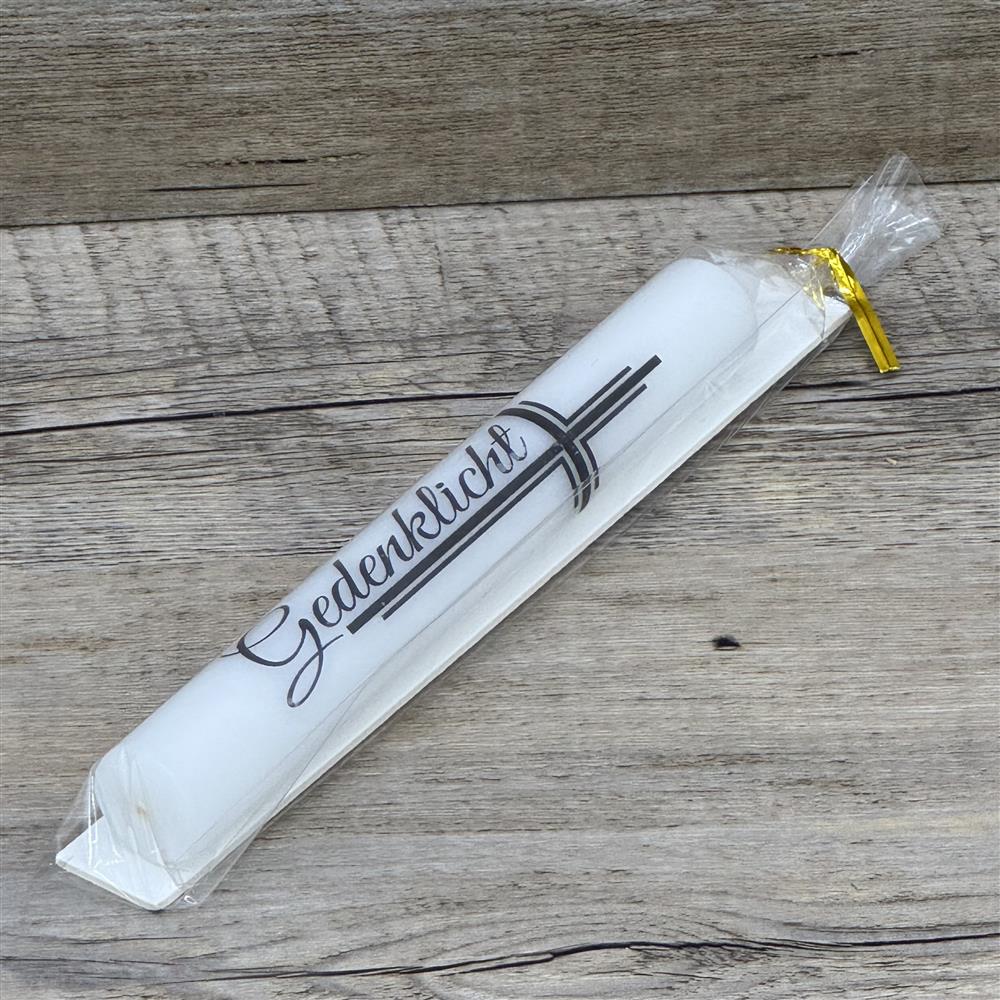 Dieses „Gedenklicht“ eignet sich als Mitbringsel oder Give-away für Familie, Freunde oder Gemeindemitglieder in Momenten des Abschieds. Die weiße Stabkerze mit schwarzem Kreuz symbolisiert stille Anteilnahme und Erinnerung. Optional mit Holzkerzenständer und stabiler Geschenkverpackung kombinierbar. Ein kleines, persönliches Präsent, das Trost und Wertschätzung ausdrückt. Ein stiller Begleiter für besinnliche Momente.