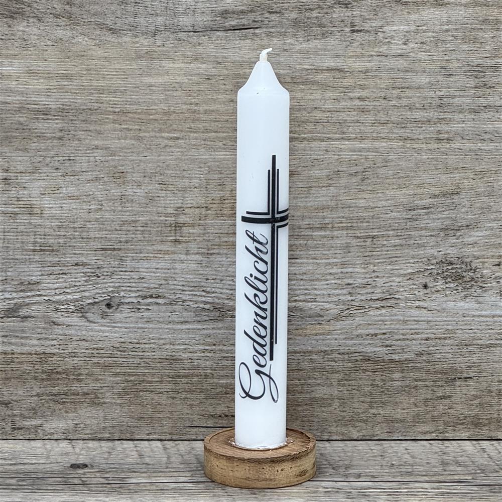 Die Stabkerze „Gedenklicht“ ist ein würdevolles Geschenk für Trauerfeiern, Gedenkveranstaltungen oder als stille Erinnerung an einen geliebten Menschen. Der schlichte Aufdruck mit schwarzem Kreuz vermittelt Anteilnahme und Mitgefühl. Optional mit Holzkerzenständer und Geschenkverpackung für eine würdevolle Übergabe. Ein stilles Zeichen des Erinnerns, das Trost spendet und Anteilnahme zeigt. Elegant, dezent und respektvoll.