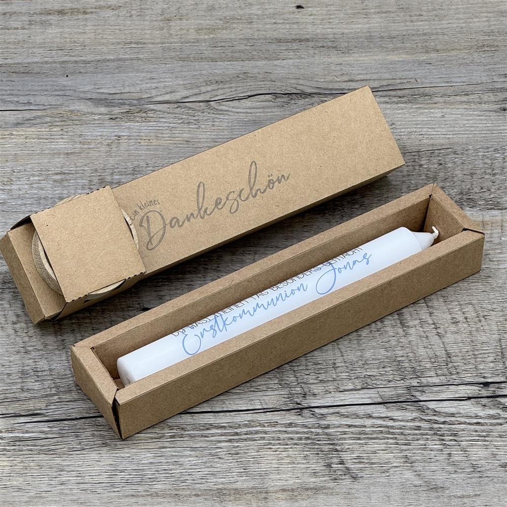 Diese Stabkerze zur Erstkommunion ist ein liebevolles Dankeschön für Gäste, Paten oder Familienmitglieder – perfekt als kleines Geschenk zur Erinnerung an den besonderen Tag. Der Aufdruck „Du hast meinen Tag besonders gemacht“ mit personalisiertem Namen in Blau macht die Kerze einzigartig. Optional mit Holzkerzenständer und stabiler Geschenkverpackung kombinierbar. Ein stilvolles, dekoratives Give-away voller Herz und Wertschätzung.
