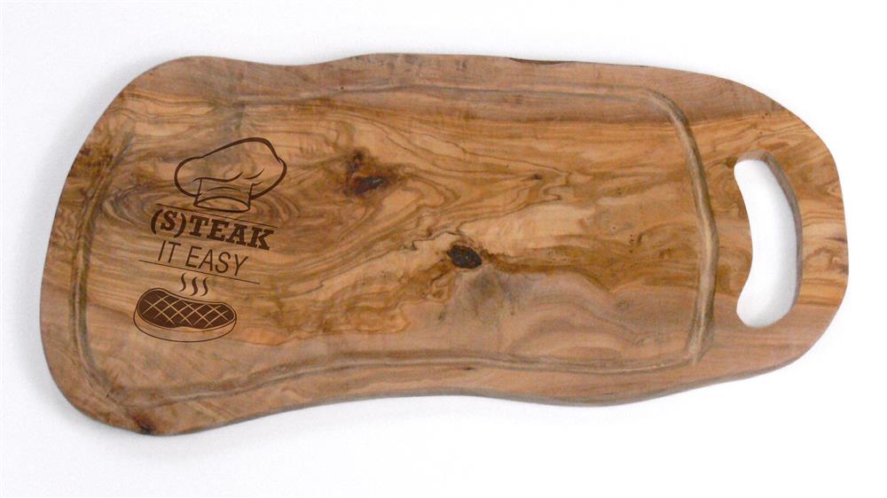 Das vielseitige Olivenholz-Steakbrett ist ideal für Freunde, Familie oder Gastgeber – perfekt als Geschenk für Einweihung, Geburtstag oder besondere Anlässe. Der Griff sorgt für leichte Handhabung, die Saftrille für sauberes Servieren. Mit personalisierbarer Gravur wird jedes Brett zum einzigartigen Unikat. Stilvoll, robust und praktisch zugleich. Ein dekoratives Highlight auf jedem Esstisch.