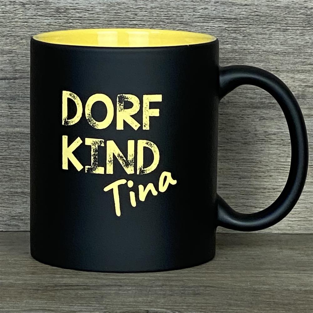 Diese personalisierte Keramik-Tasse mit schwarzer Außenseite und farbiger Innenseite ist ein stilvolles Geschenk für Freunde, Familie oder Kollegen. Lasergravur „Dorfkind“ mit deinem Wunschnamen macht sie zu einem einzigartigen Unikat. Fassungsvermögen 350 ml, Maße ca. Ø 8,2 × 9,6 cm, ideal für Kaffee, Tee oder heiße Schokolade. Praktisch, persönlich und modern – perfekt für den Alltag.