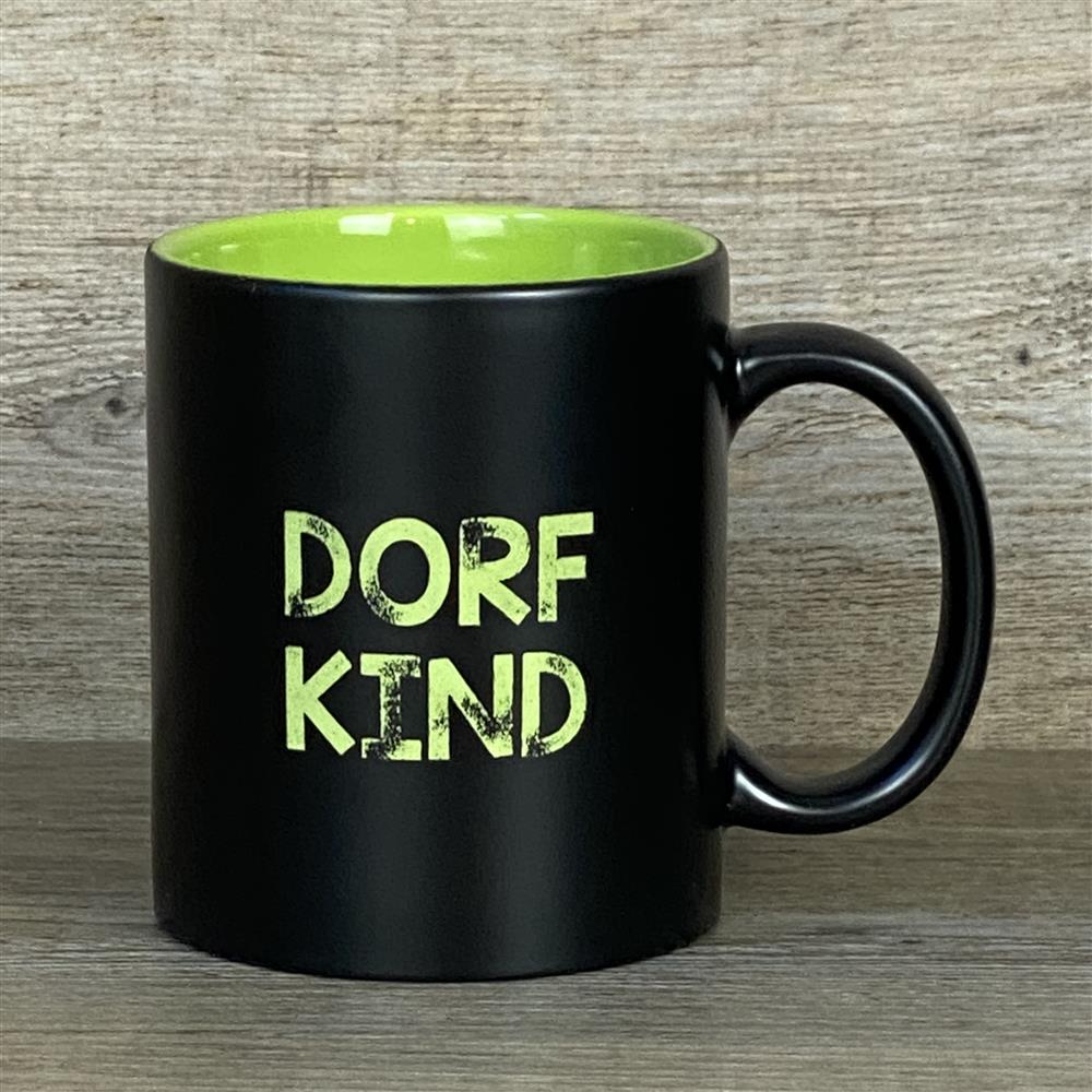 Dieses personalisierte Keramik-Set „Dorfkind“ ist das perfekte Geschenk für alle, die Stil und Individualität schätzen. Schwarze Außenseite, farbige Innenseite, Fassungsvermögen 350 ml, ca. Ø 8,2 × 9,6 cm. Mit Lasergravur „Dorfkind“ und Wunschname wird jede Tasse zu einem einzigartigen Unikat. Praktisch, stilvoll und persönlich – ideal für Zuhause oder im Büro.