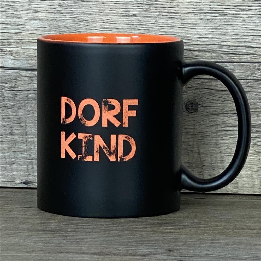 Die Keramik-Tasse „Dorfkind“ kombiniert elegantes Design mit persönlicher Note. Schwarze Außenseite, farbige Innenseite (weiß, orange, rot, pink, grün, gelb), Fassungsvermögen 350 ml, Maße ca. Ø 8,2 × 9,6 cm. Lasergravur mit Wunschnamen macht die Tasse zu einem besonderen Geschenk für Familie, Freunde oder Kollegen. Ideal für den Morgenkaffee, Tee oder heiße Schokolade.