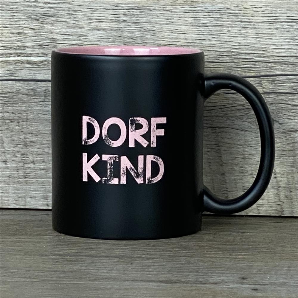 Die Keramik-Tasse „Dorfkind“ kombiniert elegantes Design mit persönlicher Note. Schwarze Außenseite, farbige Innenseite (weiß, orange, rot, pink, grün, gelb), Fassungsvermögen 350 ml, Maße ca. Ø 8,2 × 9,6 cm. Lasergravur mit Wunschnamen macht die Tasse zu einem besonderen Geschenk für Familie, Freunde oder Kollegen. Ideal für den Morgenkaffee, Tee oder heiße Schokolade.