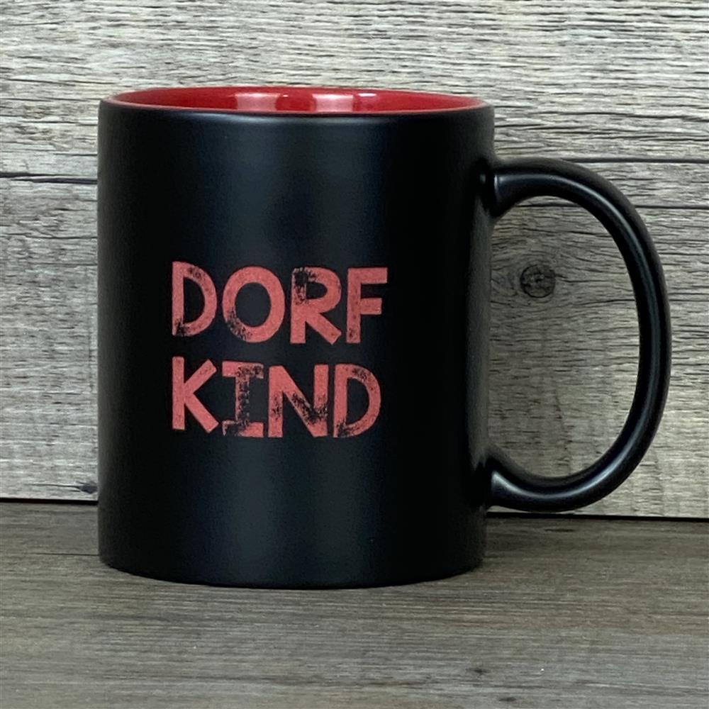 Die Keramik-Tasse „Dorfkind“ kombiniert elegantes Design mit persönlicher Note. Schwarze Außenseite, farbige Innenseite (weiß, orange, rot, pink, grün, gelb), Fassungsvermögen 350 ml, Maße ca. Ø 8,2 × 9,6 cm. Lasergravur mit Wunschnamen macht die Tasse zu einem besonderen Geschenk für Familie, Freunde oder Kollegen. Ideal für den Morgenkaffee, Tee oder heiße Schokolade.