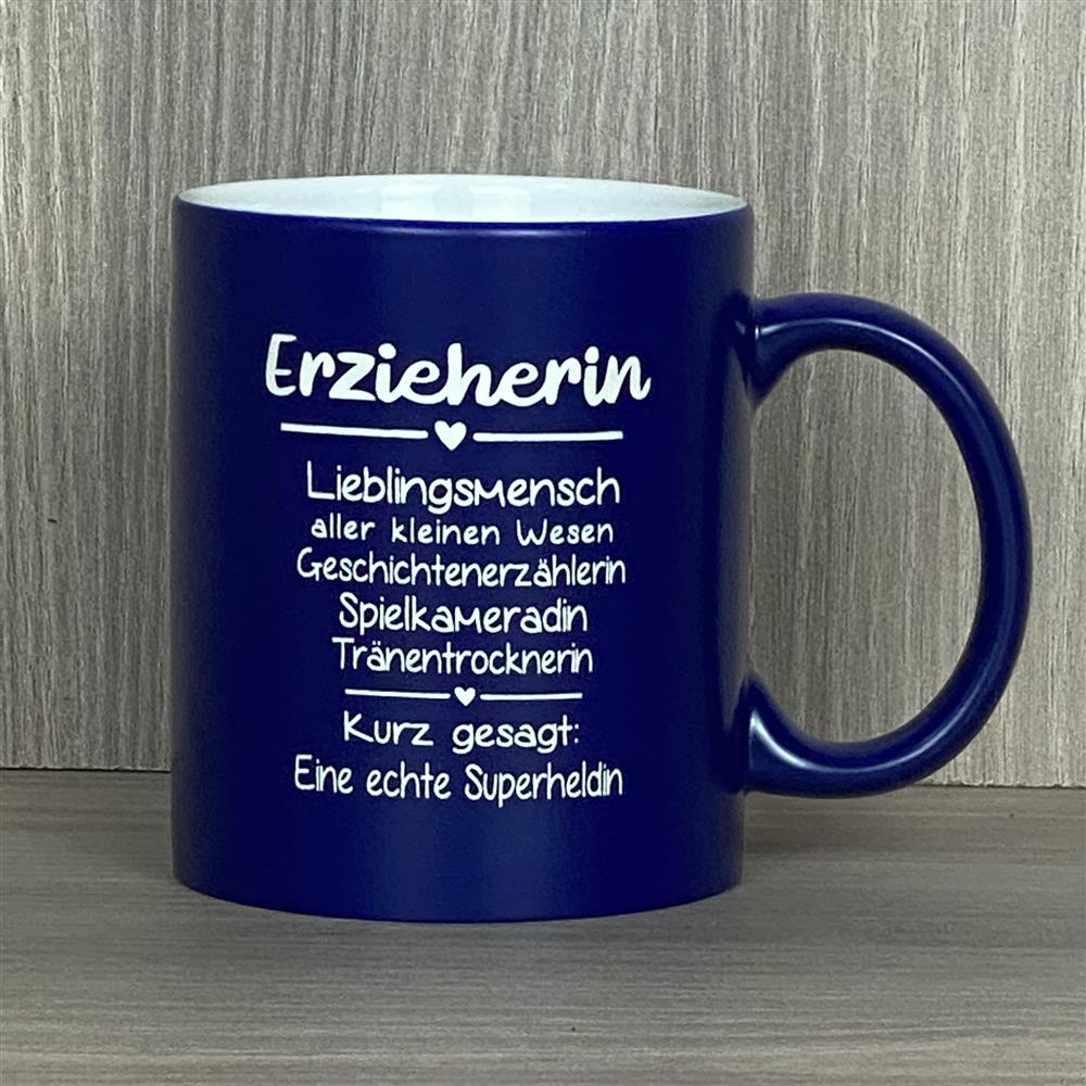 Diese personalisierte Keramik-Tasse „Erzieher/in – Superheld/in des Alltags“ ist das perfekte Dankeschön für besondere Erzieher:innen. Vorderseite mit liebevollem Gravurtext, Rückseite optional mit Wunschnamen personalisierbar. Fassungsvermögen 350 ml, Maße ca. Ø 8,2 × 9,6 cm, farbige Außenseite für fröhlichen Akzent. Ideal zum Abschied, Geburtstag oder als liebevolle Anerkennung für ihre tägliche Arbeit.
