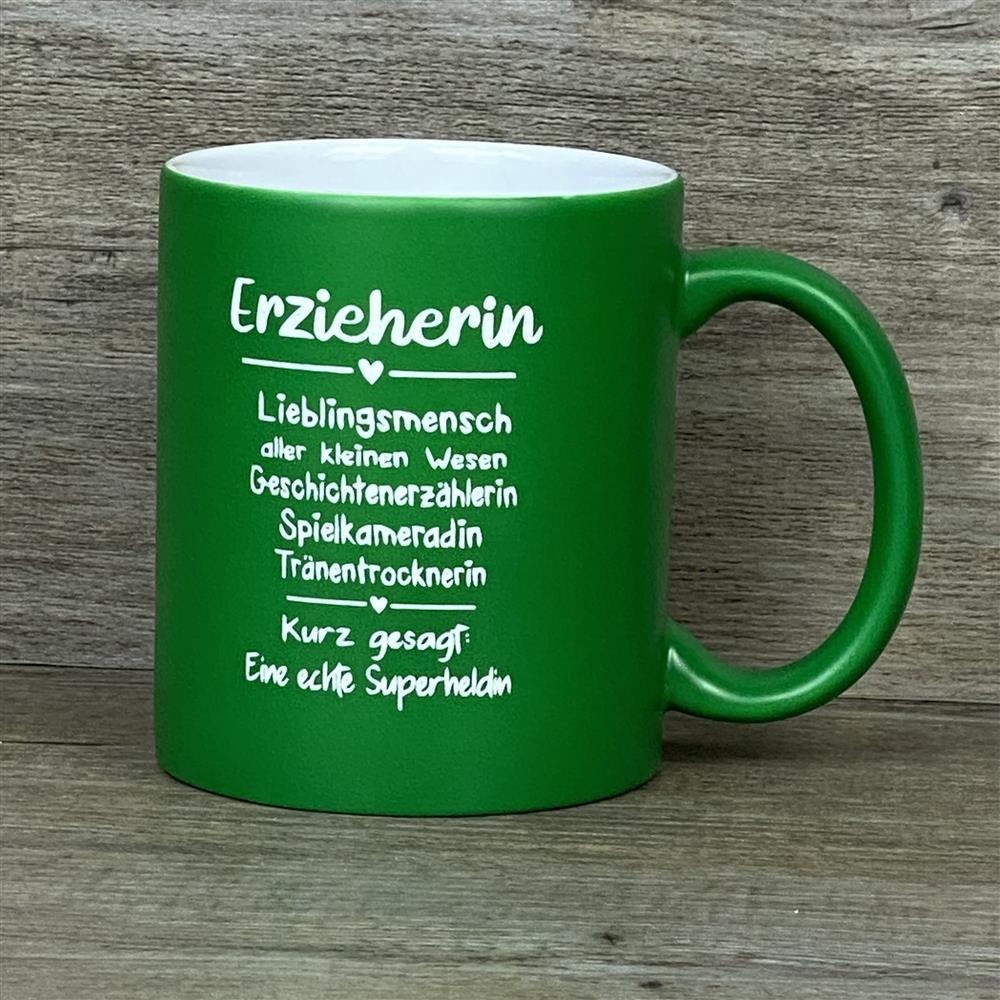 Diese personalisierte Keramik-Tasse „Erzieher/in – Superheld/in des Alltags“ ist das perfekte Dankeschön für besondere Erzieher:innen. Vorderseite mit liebevollem Gravurtext, Rückseite optional mit Wunschnamen personalisierbar. Fassungsvermögen 350 ml, Maße ca. Ø 8,2 × 9,6 cm, farbige Außenseite für fröhlichen Akzent. Ideal zum Abschied, Geburtstag oder als liebevolle Anerkennung für ihre tägliche Arbeit.