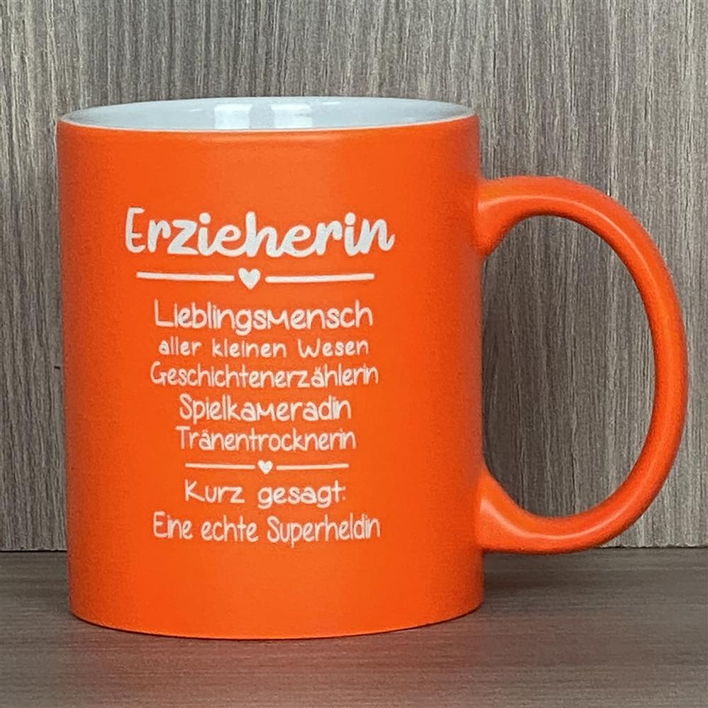 Diese personalisierte Keramik-Tasse „Erzieher/in – Superheld/in des Alltags“ ist das perfekte Dankeschön für besondere Erzieher:innen. Vorderseite mit liebevollem Gravurtext, Rückseite optional mit Wunschnamen personalisierbar. Fassungsvermögen 350 ml, Maße ca. Ø 8,2 × 9,6 cm, farbige Außenseite für fröhlichen Akzent. Ideal zum Abschied, Geburtstag oder als liebevolle Anerkennung für ihre tägliche Arbeit.
