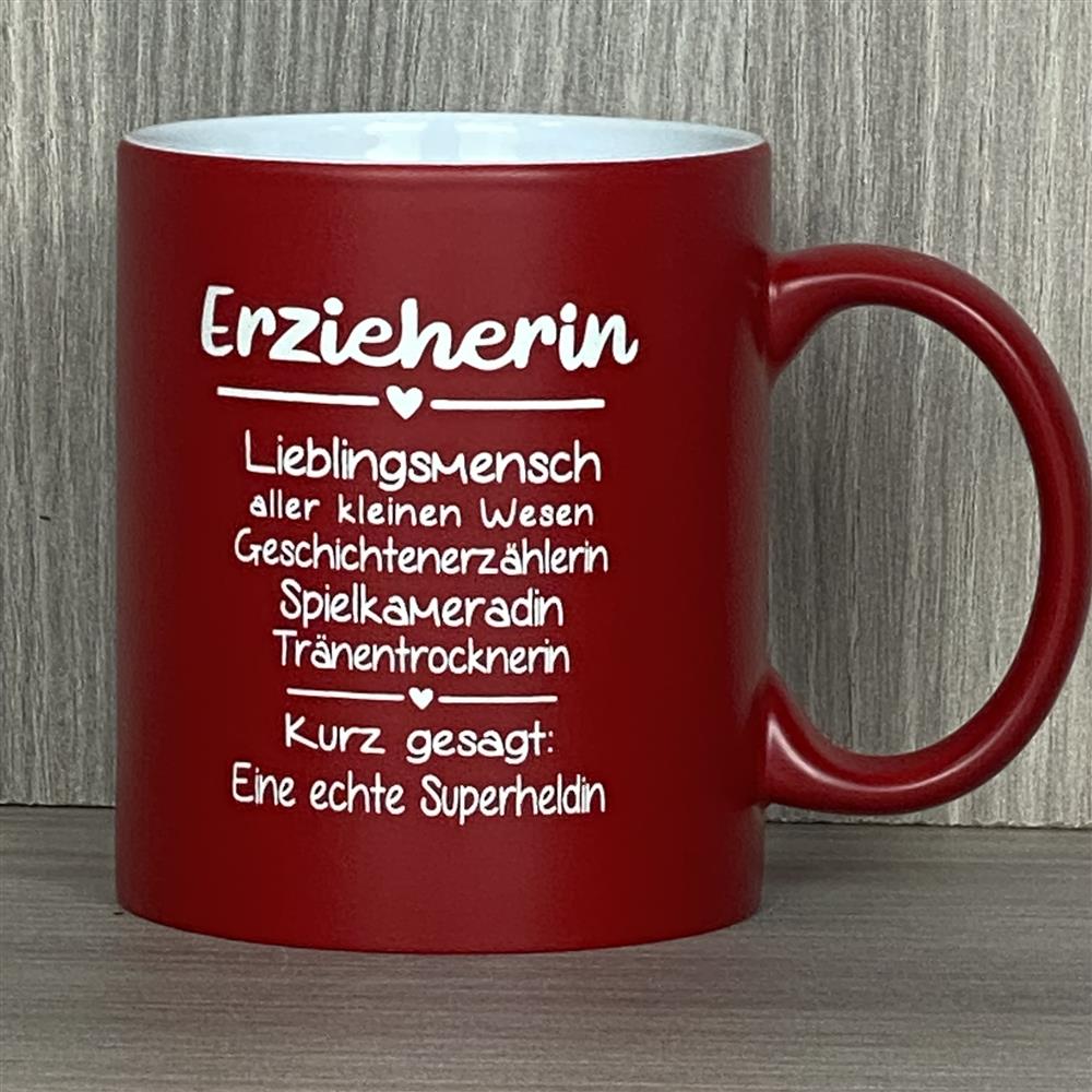 Diese personalisierte Keramik-Tasse „Erzieher/in – Superheld/in des Alltags“ ist das perfekte Dankeschön für besondere Erzieher:innen. Vorderseite mit liebevollem Gravurtext, Rückseite optional mit Wunschnamen personalisierbar. Fassungsvermögen 350 ml, Maße ca. Ø 8,2 × 9,6 cm, farbige Außenseite für fröhlichen Akzent. Ideal zum Abschied, Geburtstag oder als liebevolle Anerkennung für ihre tägliche Arbeit.