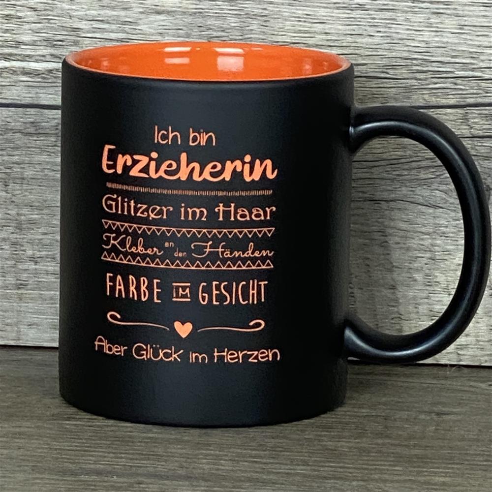 Diese personalisierte Keramik-Tasse „Ich bin Erzieherin“ bringt Farbe und Freude in den Alltag. Vorderseite mit liebevollem Spruch, Rückseite optional mit Wunschnamen personalisierbar. Fassungsvermögen 350 ml, Maße ca. Ø 8,2 × 9,6 cm, spülmaschinengeeignet. Schwarze Außenseite mit farbiger Innenseite sorgt für modernen Look. Perfektes Geschenk zum Geburtstag, Abschied oder einfach als Dankeschön für Erzieherinnen.