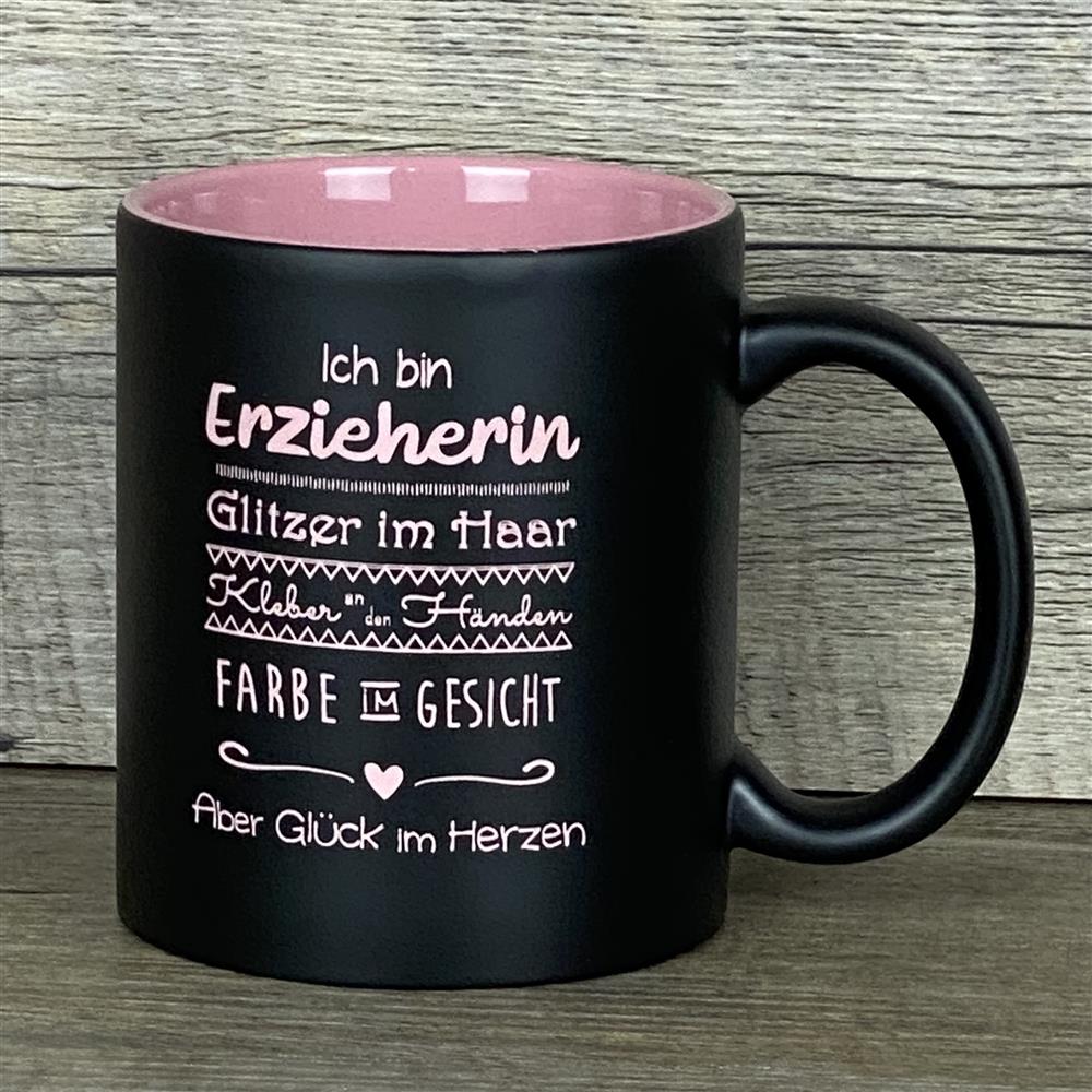 Diese personalisierte Keramik-Tasse „Ich bin Erzieherin“ bringt Farbe und Freude in den Alltag. Vorderseite mit liebevollem Spruch, Rückseite optional mit Wunschnamen personalisierbar. Fassungsvermögen 350 ml, Maße ca. Ø 8,2 × 9,6 cm, spülmaschinengeeignet. Schwarze Außenseite mit farbiger Innenseite sorgt für modernen Look. Perfektes Geschenk zum Geburtstag, Abschied oder einfach als Dankeschön für Erzieherinnen.