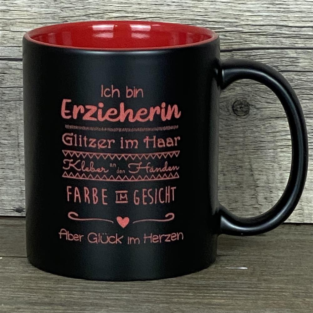Diese personalisierte Keramik-Tasse „Ich bin Erzieherin“ bringt Farbe und Freude in den Alltag. Vorderseite mit liebevollem Spruch, Rückseite optional mit Wunschnamen personalisierbar. Fassungsvermögen 350 ml, Maße ca. Ø 8,2 × 9,6 cm, spülmaschinengeeignet. Schwarze Außenseite mit farbiger Innenseite sorgt für modernen Look. Perfektes Geschenk zum Geburtstag, Abschied oder einfach als Dankeschön für Erzieherinnen.